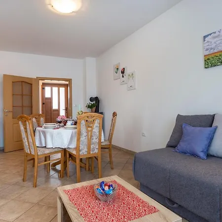 Mirela With A Comfortable Garden And Pool Vila *