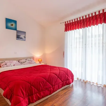 Mirela With A Comfortable Garden And Pool * Grandici