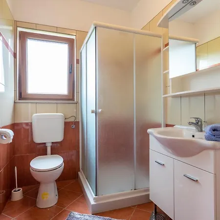 Villa Mirela With A Comfortable Garden And Pool *