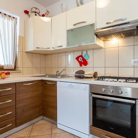 Villa Mirela With A Comfortable Garden And Pool *