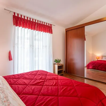 Mirela With A Comfortable Garden And Pool Villa