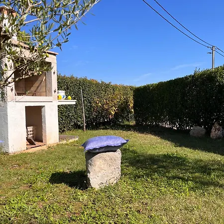 Mirela With A Comfortable Garden And Pool Villa *