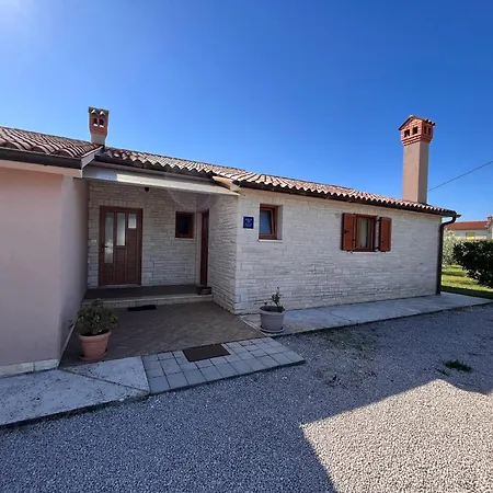 Vila Mirela With A Comfortable Garden And Pool