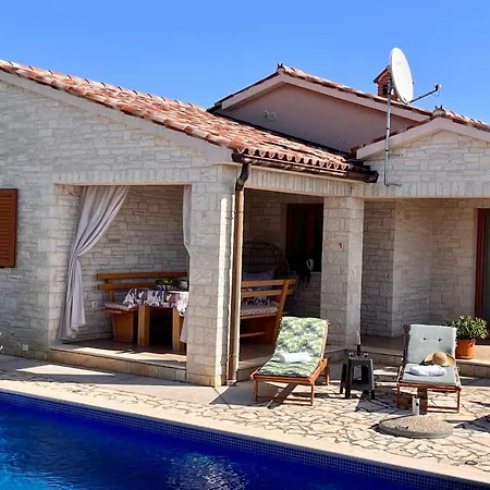 Mirela With A Comfortable Garden And Pool Villa *