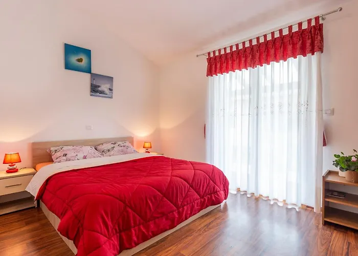 Mirela With A Comfortable Garden And Pool * Grandici