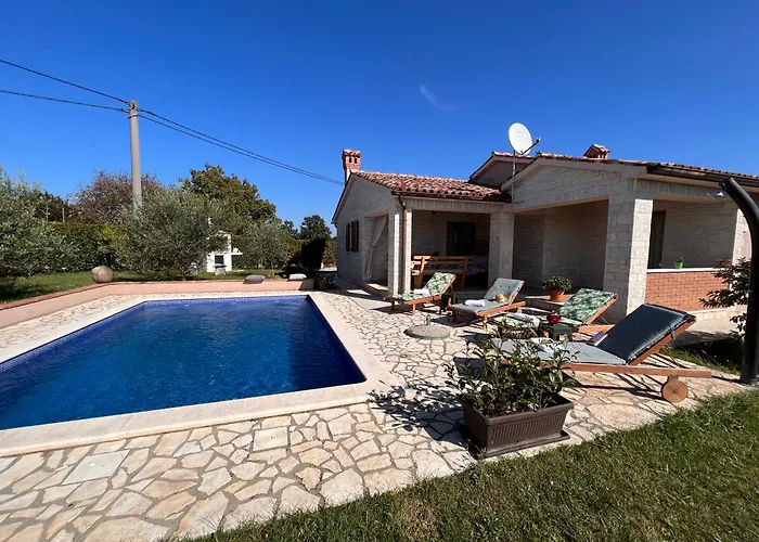 فيلة Mirela With A Comfortable Garden And Pool