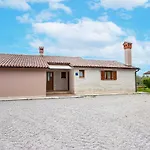 Villa Mirela With A Comfortable Garden And Pool *
