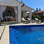 Mirela With A Comfortable Garden And Pool Villa