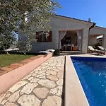 Villa Mirela With A Comfortable Garden And Pool *