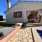 Mirela With A Comfortable Garden And Pool Villa