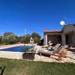 Villa Mirela With A Comfortable Garden And Pool *