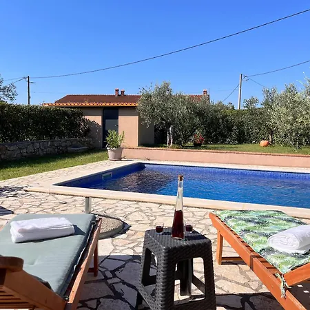 Mirela With A Comfortable Garden And Pool Villa
