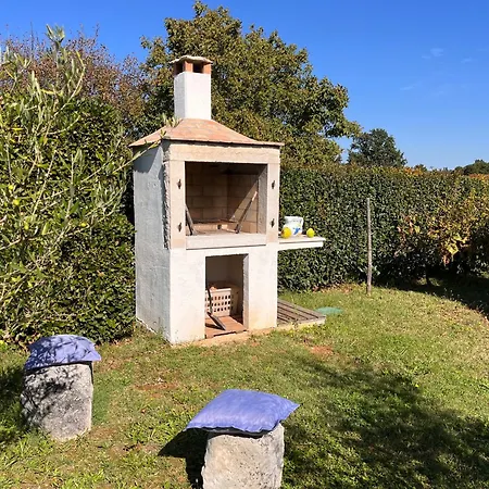 Villa Mirela With A Comfortable Garden And Pool *