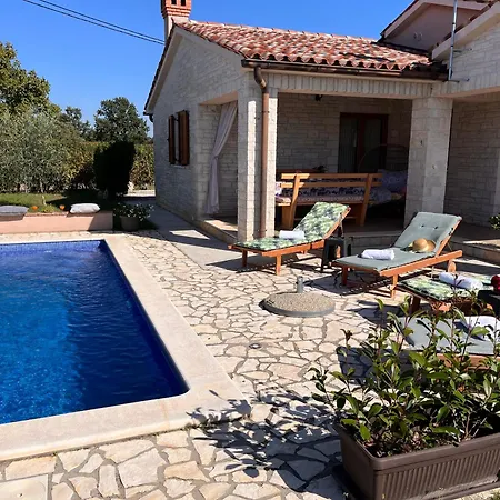 Mirela With A Comfortable Garden And Pool * Grandici