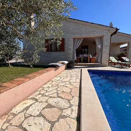 Villa Mirela With A Comfortable Garden And Pool *