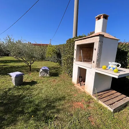 Mirela With A Comfortable Garden And Pool * Grandici