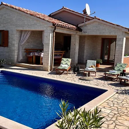 Mirela With A Comfortable Garden And Pool Villa *