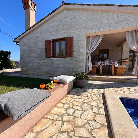Mirela With A Comfortable Garden And Pool Villa