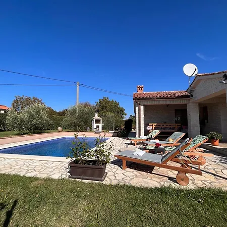 Villa Mirela With A Comfortable Garden And Pool *