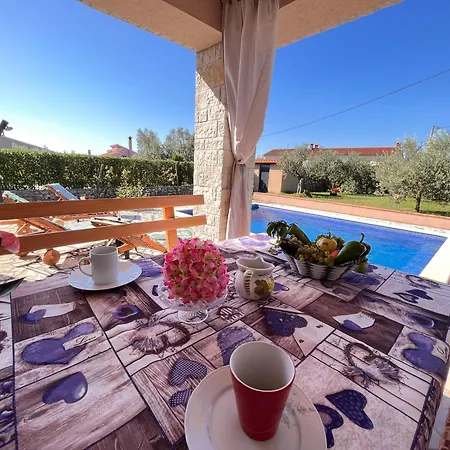 Villa Mirela With A Comfortable Garden And Pool *